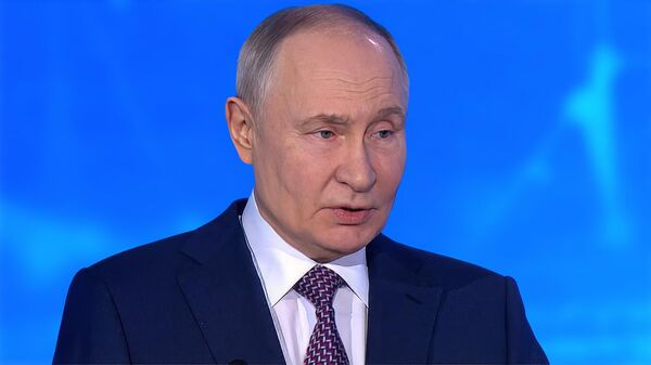 Президент РФ Владимир Путин выступает на пленарном заседании Форума будущих технологий (21 февраля 2025). Москвa - Sputnik Армения