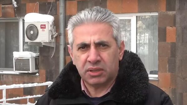 Эдгар Казарян перед зданием суда (23 февраля 2025). Еревaн - Sputnik Армения