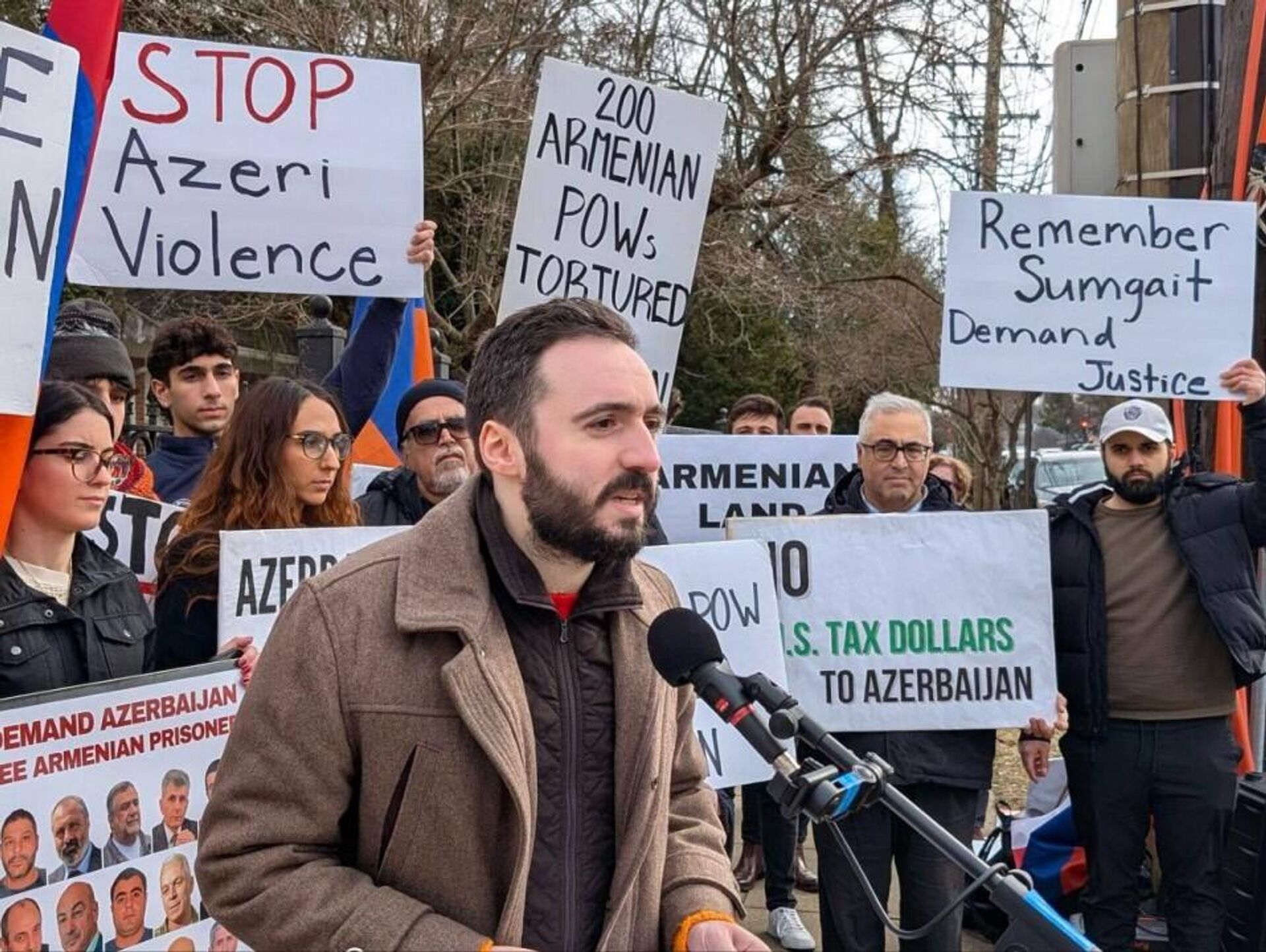 Молодежь АРФД совместно с армянской общиной организовала акцию протеста перед посольством Азербайджана, чтобы осудить 37-ю годовщину массовых убийств в Сумгаите, Баку, Кировабаде и Мараге (22 февраля 2025). Вашингтон - Sputnik Արմենիա, 1920, 23.02.2025