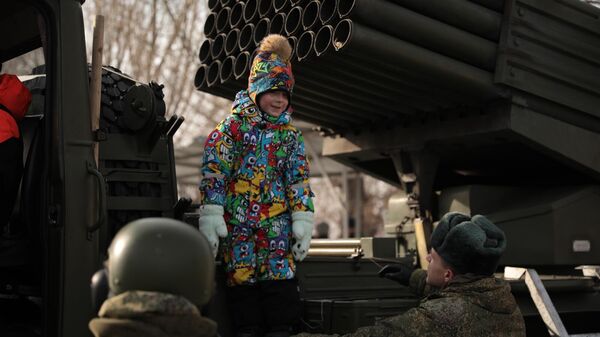 Маленький посетитель в день открытых дверей в российской военной базе (23 февраля 2025).  Гюмри - Sputnik Արմենիա