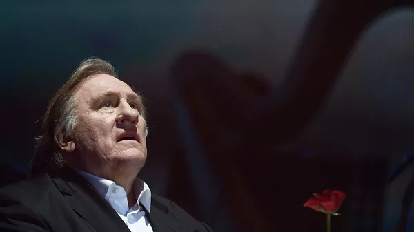 Актер Жерар Депардье во время концерта в честь 80-летия Владимира Высоцкого в Государственном центральном концертном зале Россия (25 апреля 2018). Москвa - Sputnik Армения