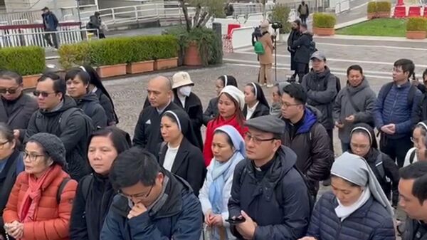 Больница, где находится папа Римский Франциск, стала местом паломничества - Sputnik Армения