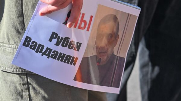 Акция в поддержку Рубена Варданяна перед зданием правительства Армении (27 февраля 2025). Еревaн - Sputnik Армения