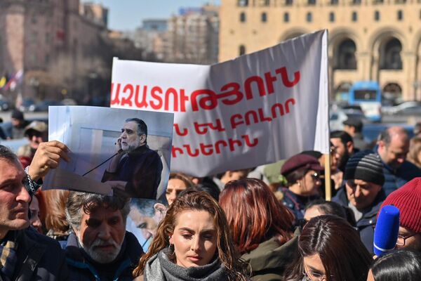 Բաքվում պահվող բոլոր գերիներին ազատ արձակելու պահանջով պաստառ - Sputnik Արմենիա