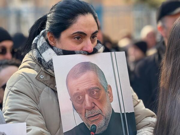 Ցուցարարը՝ Ռուբեն Վարդանյանի լուսանկարով - Sputnik Արմենիա