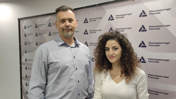«Axoft» ընկերության բիզնեսի զարգացման տնօրեն Ալեքսանդր Ռժեուցկին ու ընկերության աշխատակից Արփինե Ալթունյանը - Sputnik Արմենիա