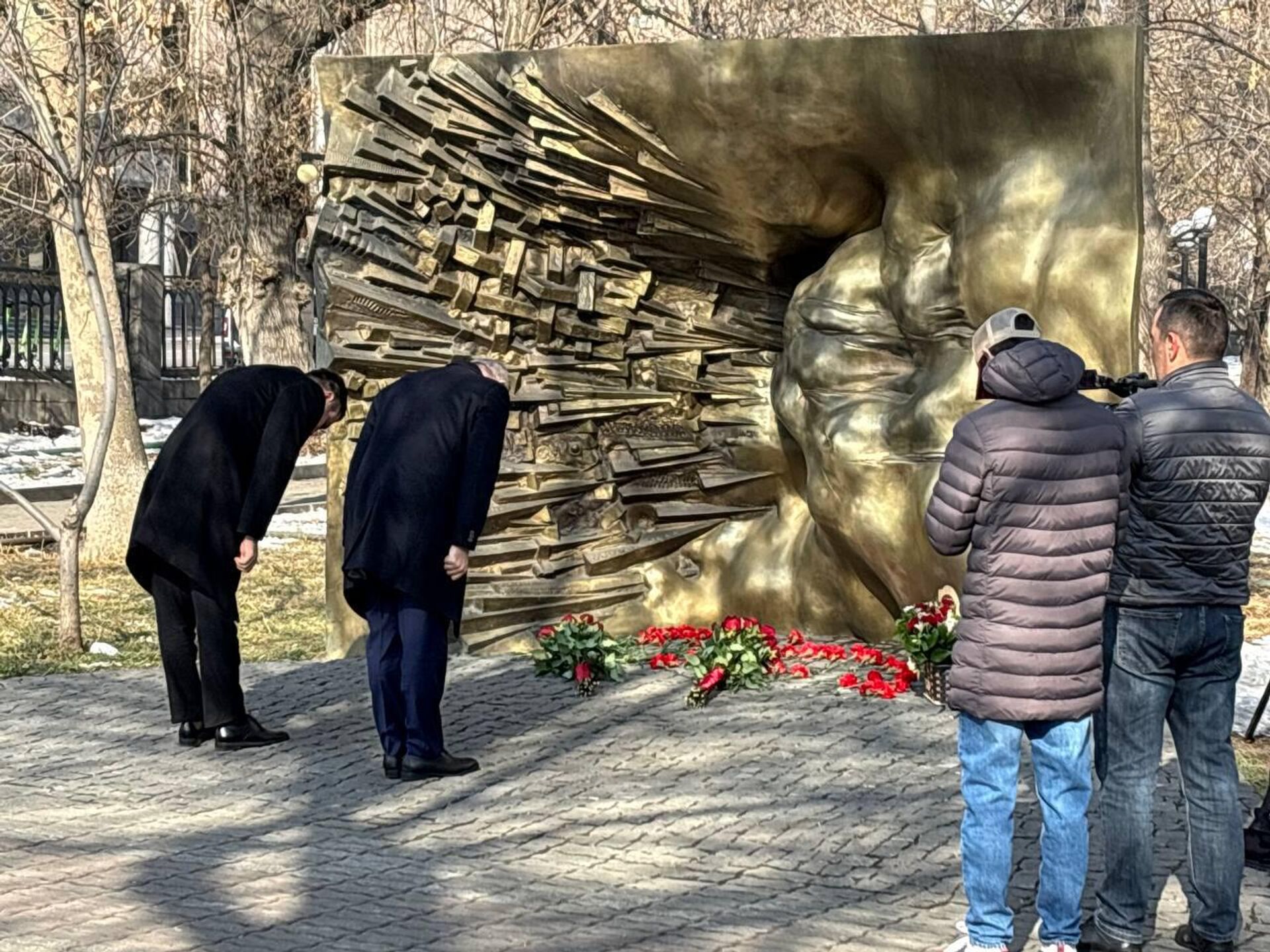 Премьер-министр Никол Пашинян и спикер НС Ален Симонян возложили цветы к мемориалу жертвам 1 марта 2008 года (1 марта 2024). Еревaн - Sputnik Արմենիա, 1920, 01.03.2025