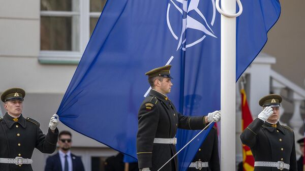 Литовская гвардия поднимает флаг НАТО - Sputnik Армения