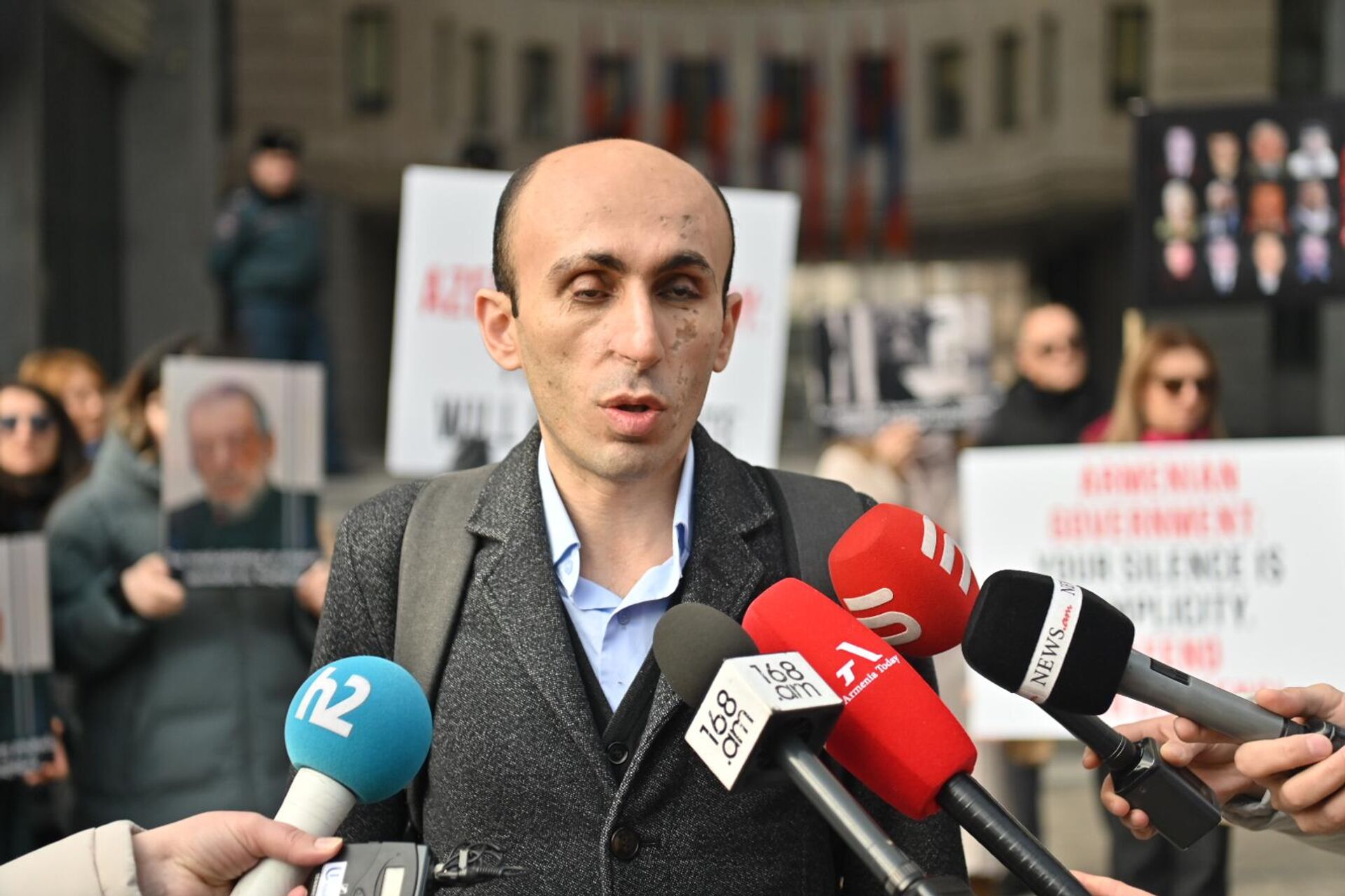 Артак Бегларян на акции протеста по вопросу армянских пленных в Баку (4 марта 2025). Еревaн - Sputnik Արմենիա, 1920, 04.03.2025
