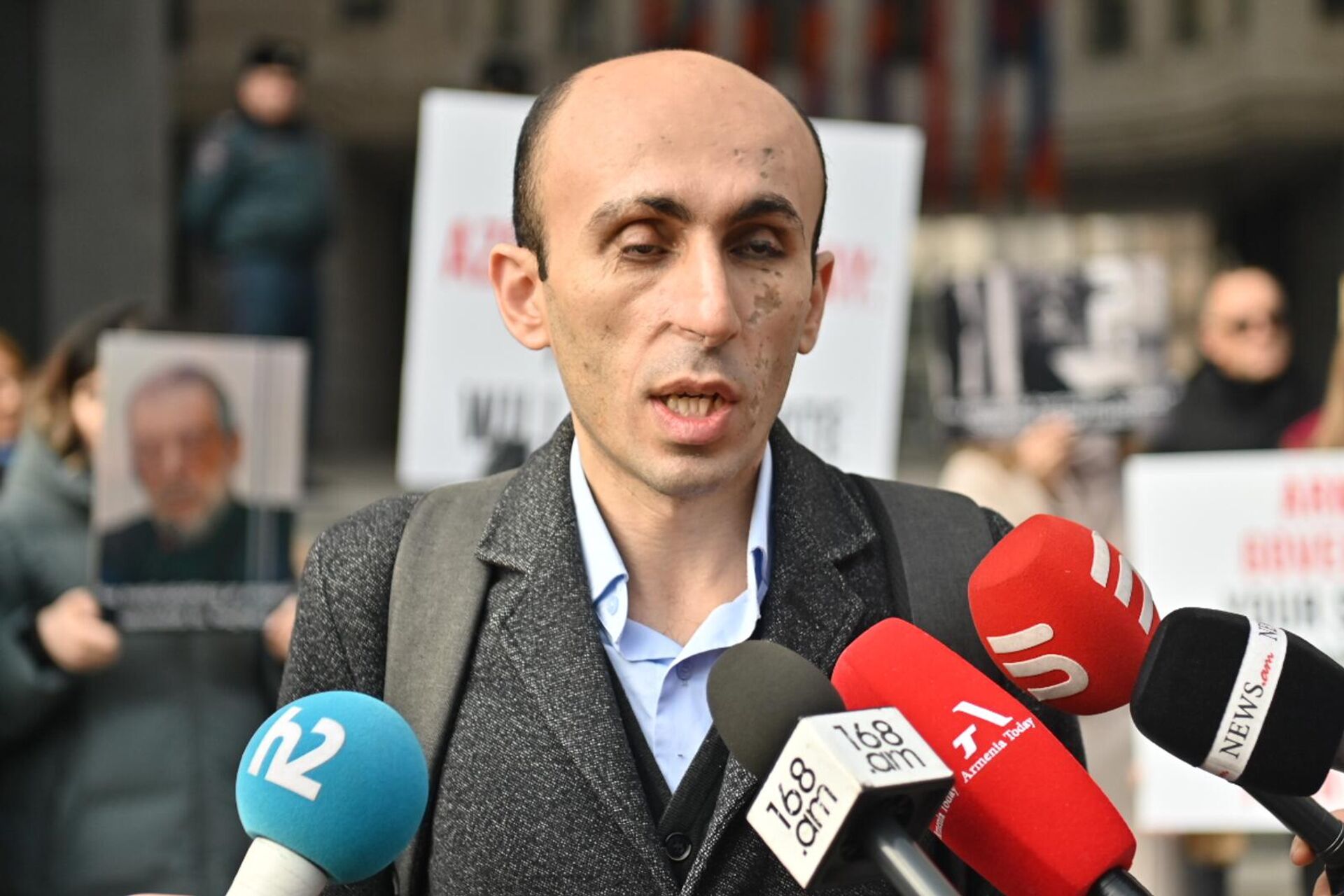 Артак Бегларян на акции протеста по вопросу армянских пленных в Баку (4 марта 2025). Еревaн - Sputnik Армения, 1920, 04.03.2025