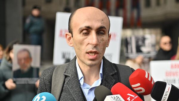 Артак Бегларян на акции протеста по вопросу армянских пленных в Баку (4 марта 2025). Еревaн - Sputnik Армения