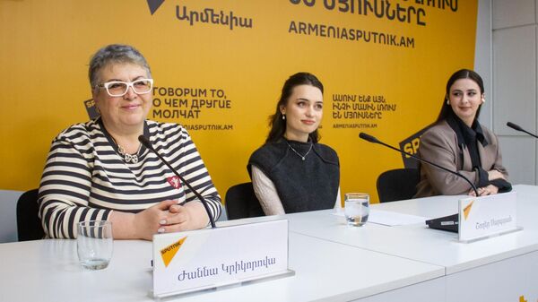 Художественный руководитель Степанакертского драмтеатра Жанна Крикорова и актрисы театра Вероника Тонян и Шогер Саркисян на пресс-конференции (6 марта 2025). Ереван - Sputnik Армения