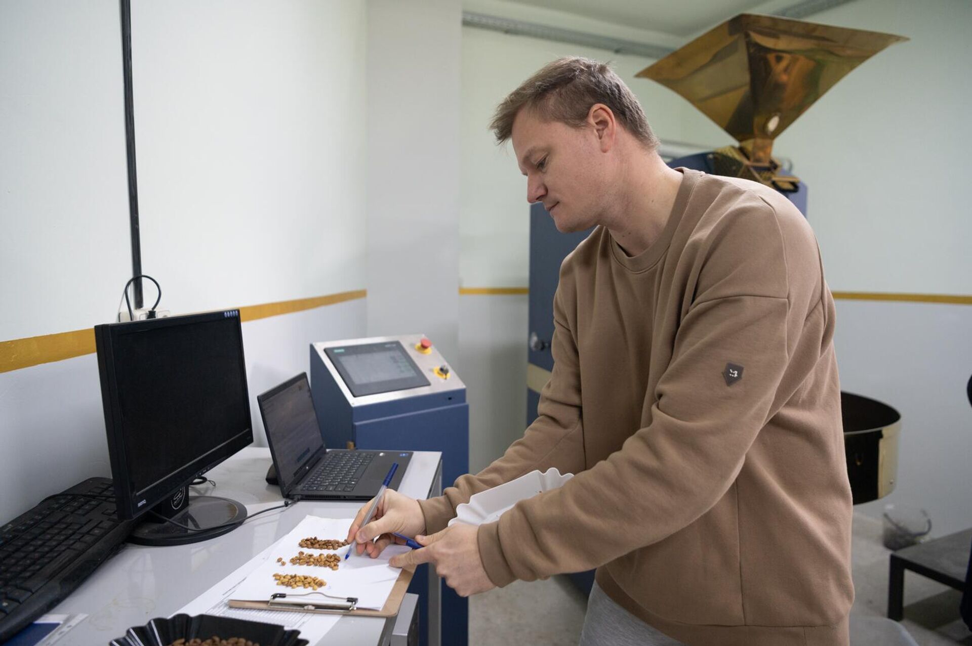 Директор кофейного культурного центра в Ереване Михаил Зимин - Sputnik Армения, 1920, 03.10.2025