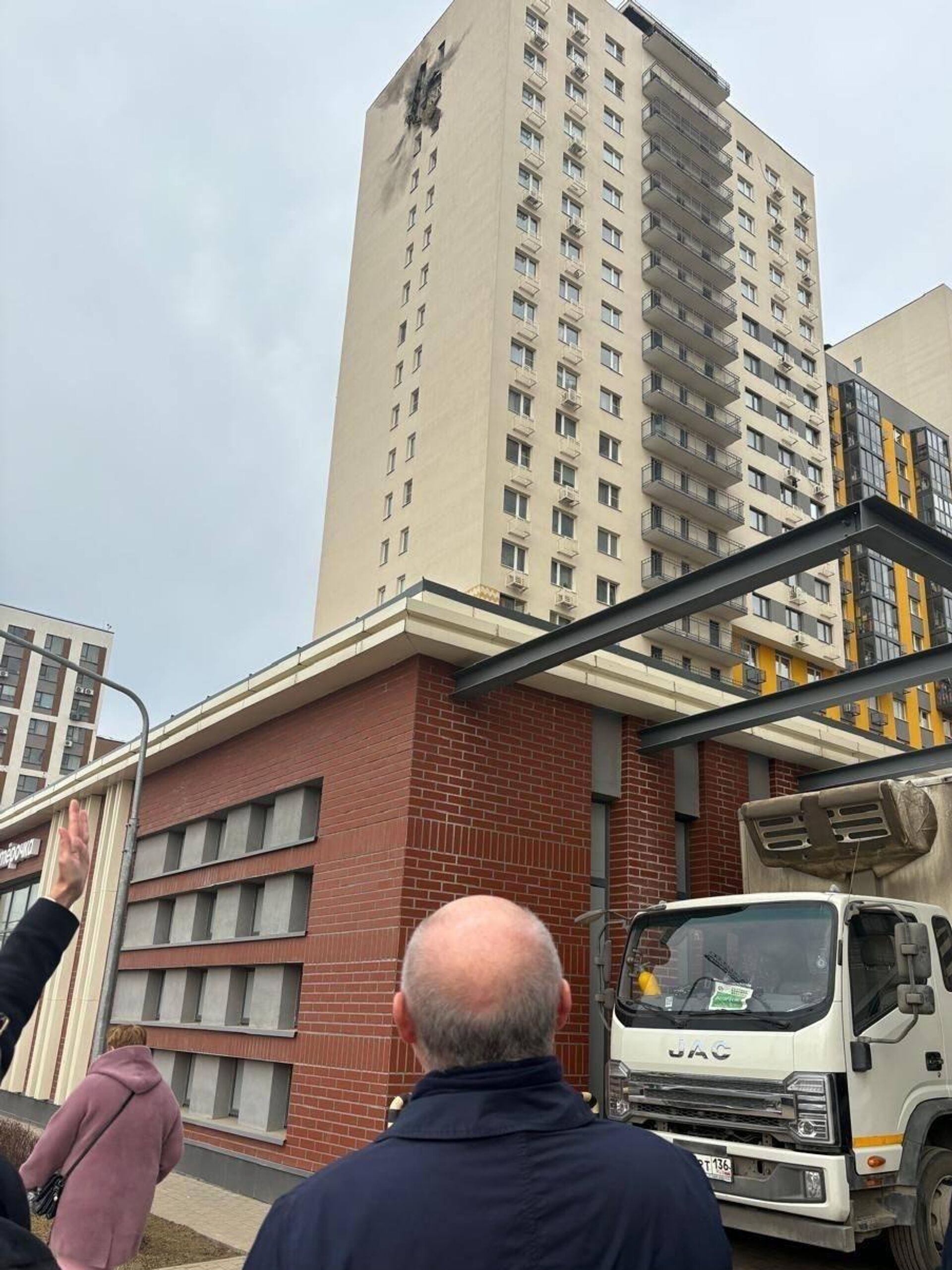 Генеральный секретарь ОБСЕ Феридун Синирлиоглу у жилого дома, поврежденного из-за падения обломков сбитого БПЛА на улице имени Героя Советского Союза В.Н. Фокина в Видном - Sputnik Армения, 1920, 11.03.2025