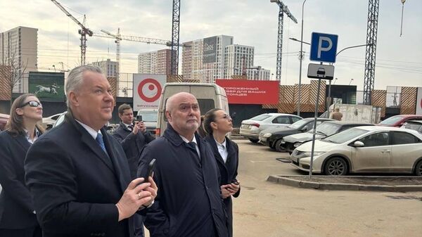Генеральный секретарь ОБСЕ Феридун Синирлиоглу у жилого дома, поврежденного из-за падения обломков сбитого БПЛА на улице имени Героя Советского Союза В.Н. Фокина в Видном - Sputnik Армения