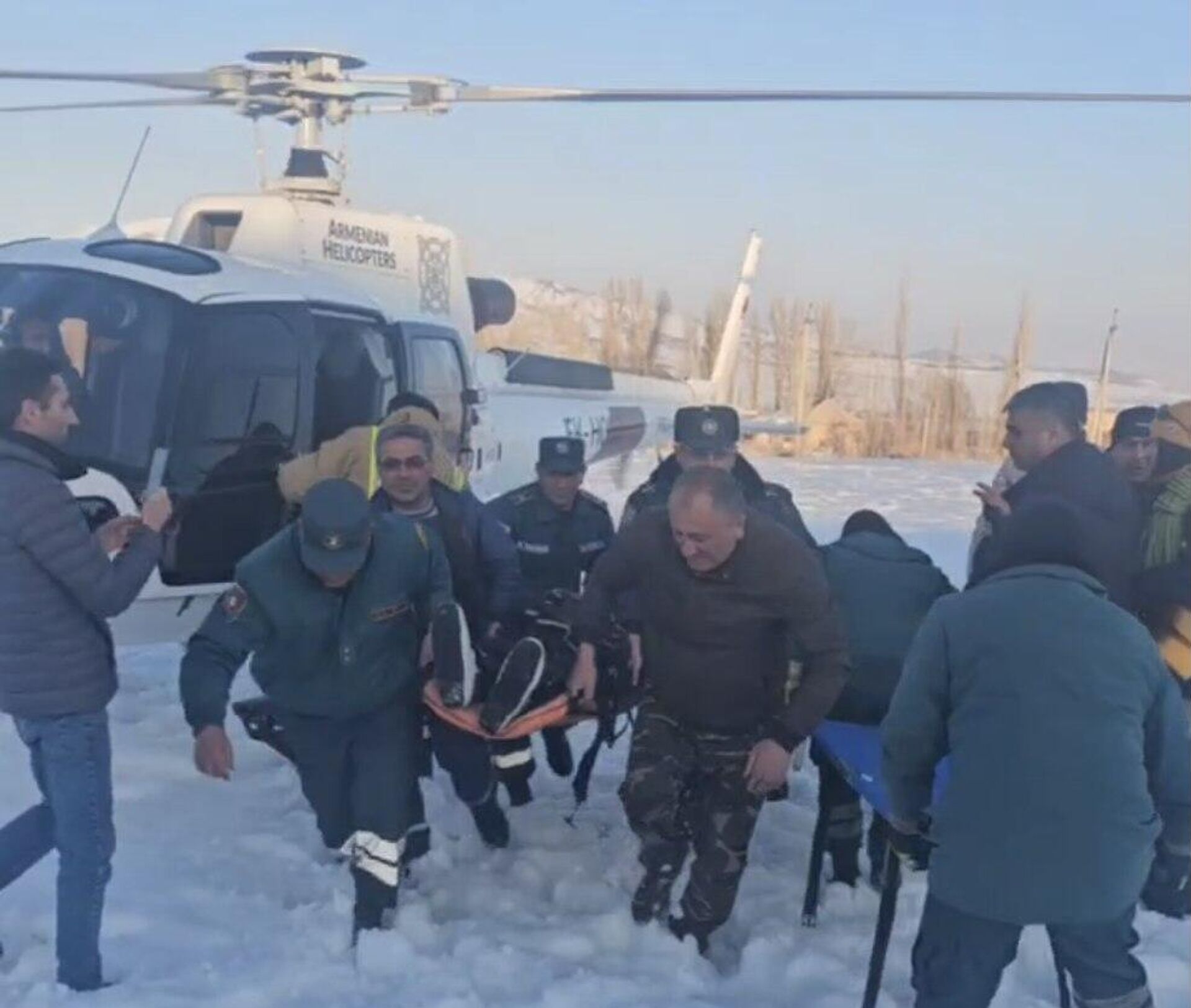 Поисково-спасательные работы по  эвакуации туристов, 11 марта попавших под лавину на горе Арагац  - Sputnik Армения, 1920, 12.03.2025