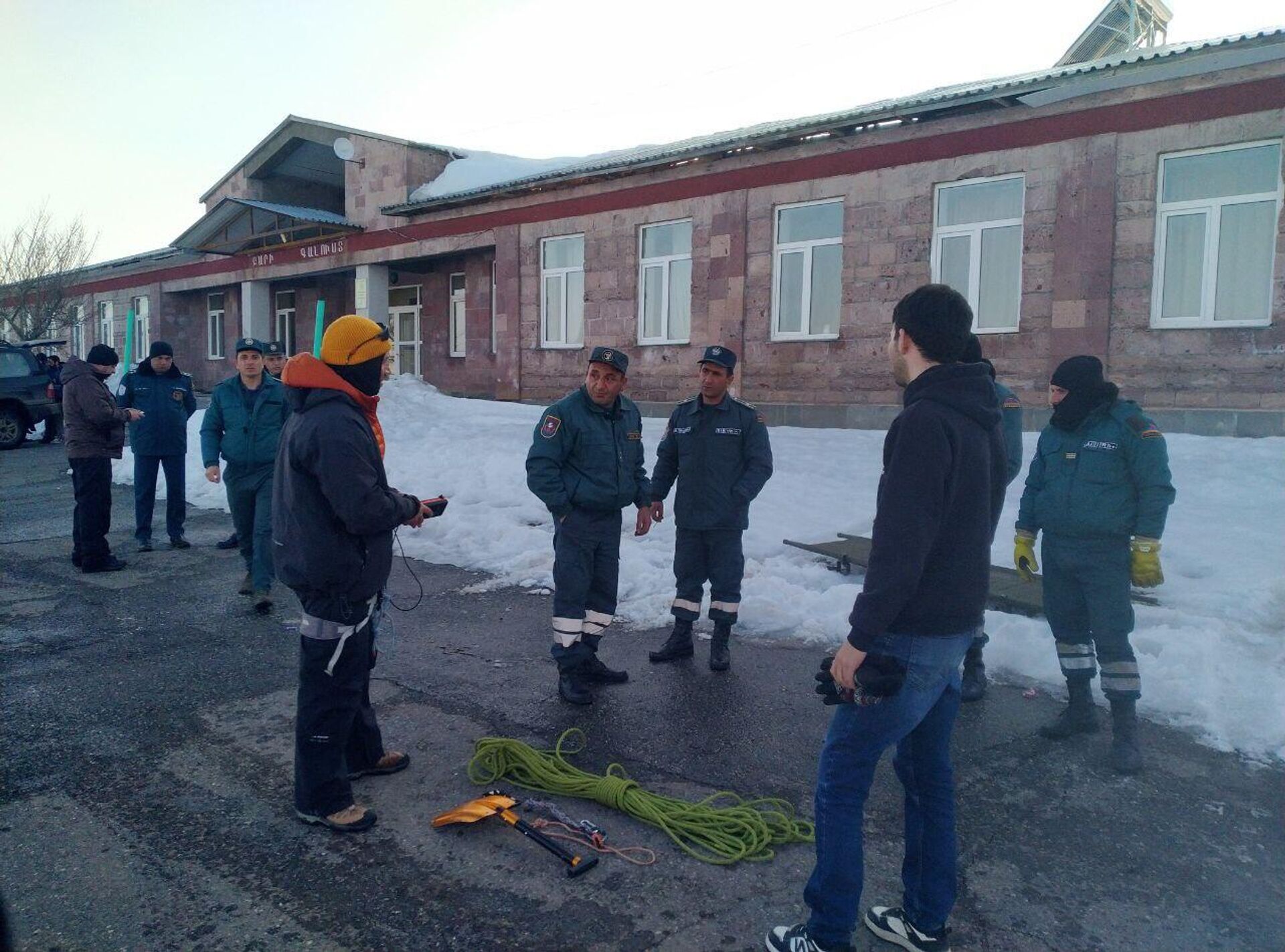 Поисково-спасательные работы по  эвакуации туристов, 11 марта попавших под лавину на горе Арагац  - Sputnik Армения, 1920, 12.03.2025