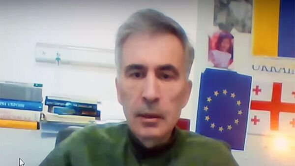 Экс-президент Грузии Михаил Саакашвили во время судебного заседания по делу о насильственном разгоне массовых антиправительственных протестов в 2007 году по видеосвязи из клиники (27 октября 2023). Тбилиси - Sputnik Армения