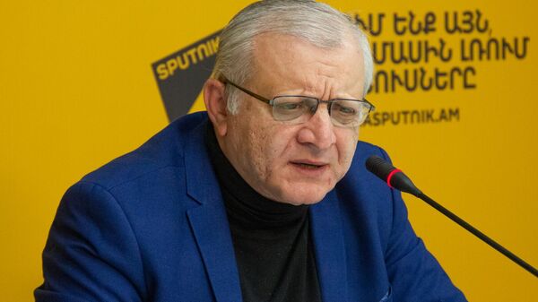 Лидер партии Демократическая альтернатива Сурен Суренянц на пресс-конференции (12 марта 2025). Еревaн - Sputnik Армения