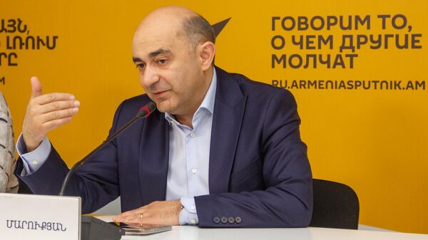 Лидер партии Просвещенная Армения Эдмон Марукян проводит пресс-конференцию (14 марта 2025). Еревaн - Sputnik Армения