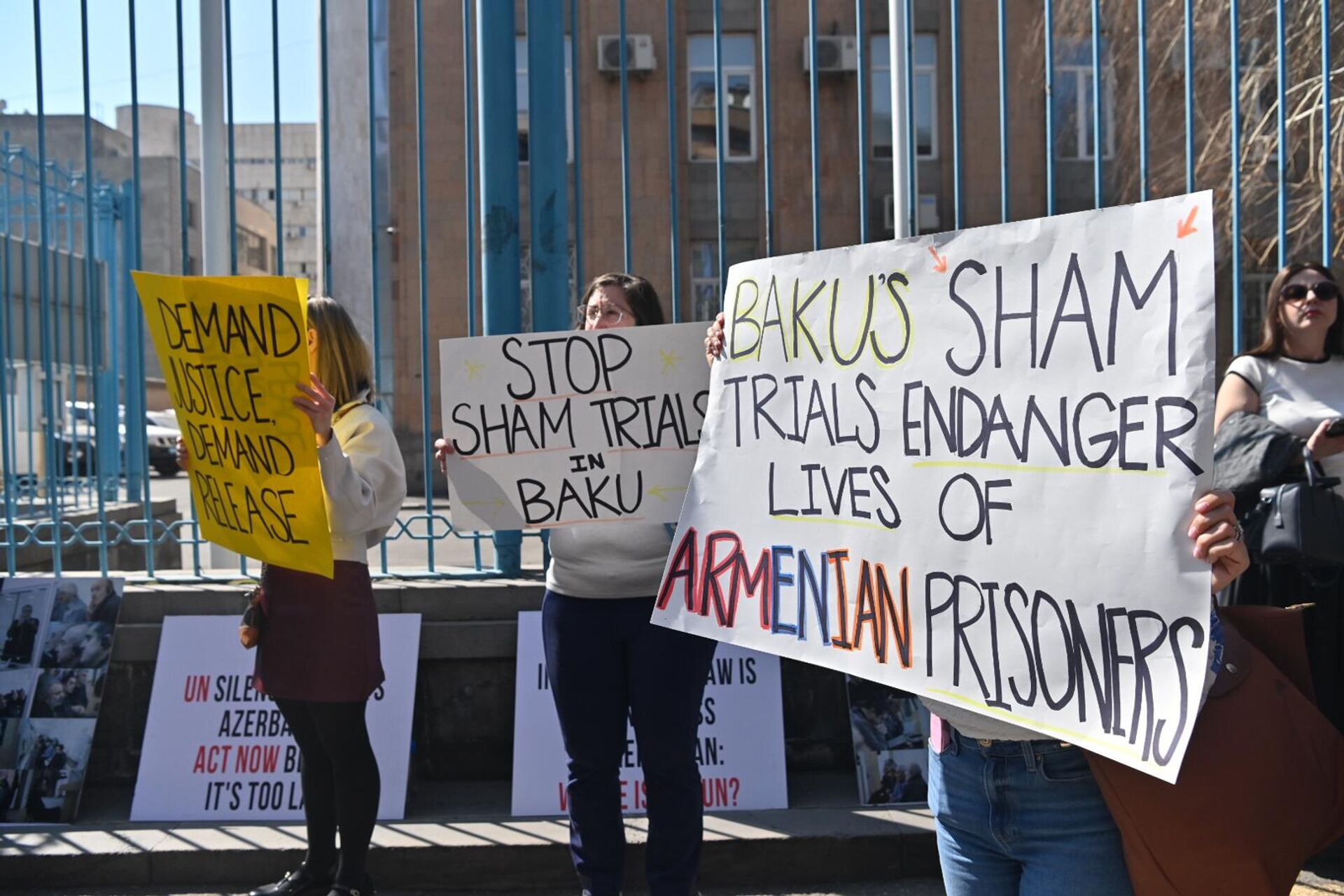 Акция протеста перед офисом ООН с требованием к представителям ООН присутствовать на судебном заседании над удерживаемыми в Баку армянскими пленными (14 марта 2025). Еревaн Акция протеста перед офисом ООН с требованием к представителям ООН присутствовать на судебном заседании над удерживаемыми в Баку армянскими пленными (14 марта 2025). Еревaн - Sputnik Արմենիա, 1920, 14.03.2025