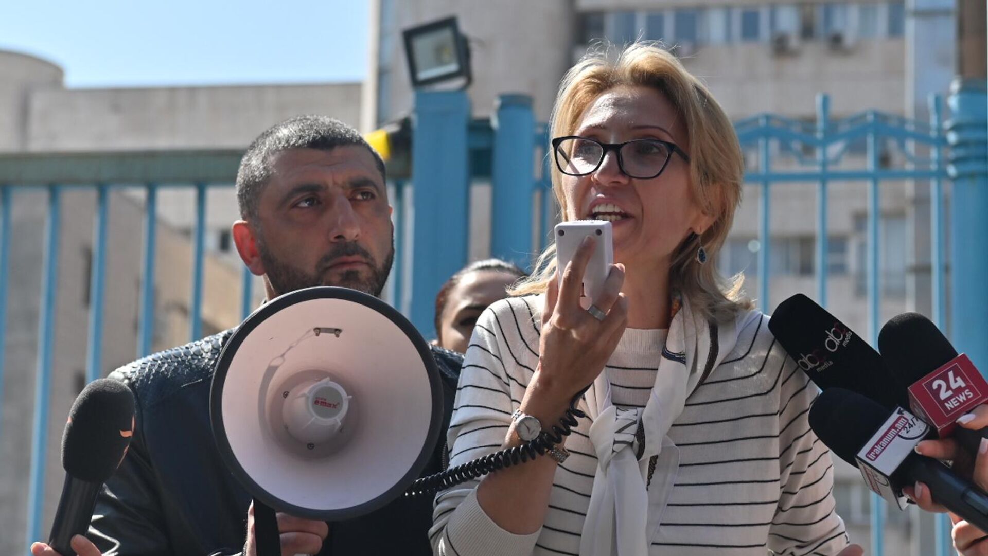 Мане Тандилян на акции протеста перед офисом ООН с требованием к представителям ООН присутствовать на судебном заседании над удерживаемыми в Баку армянскими пленными (14 марта 2025). Еревaн Мане Тандилян на акции протеста перед офисом ООН с требованием к представителям ООН присутствовать на судебном заседании над удерживаемыми в Баку армянскими пленными (14 марта 2025). Еревaн - Sputnik Армения, 1920, 14.03.2025