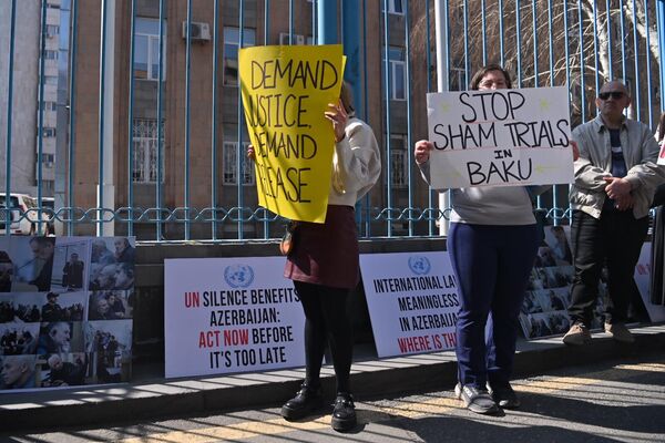Акция протеста перед офисом ООН с требованием к представителям ООН присутствовать на судебном заседании над удерживаемыми в Баку армянскими пленными (14 марта 2025). Еревaн Акция протеста перед офисом ООН с требованием к представителям ООН присутствовать на судебном заседании над удерживаемыми в Баку армянскими пленными (14 марта 2025). Еревaн - Sputnik Армения