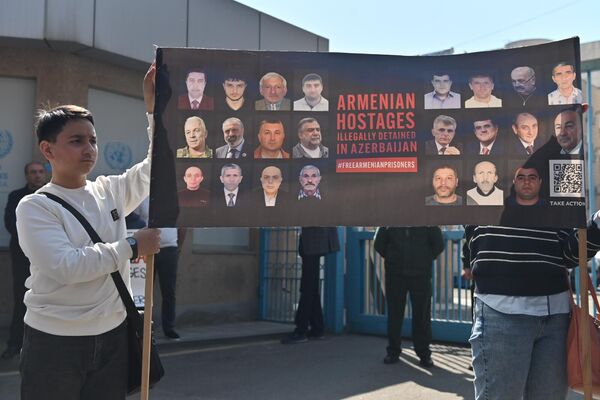Акция протеста перед офисом ООН с требованием к представителям ООН присутствовать на судебном заседании над удерживаемыми в Баку армянскими пленными (14 марта 2025). Еревaн Акция протеста перед офисом ООН с требованием к представителям ООН присутствовать на судебном заседании над удерживаемыми в Баку армянскими пленными (14 марта 2025). Еревaн - Sputnik Армения