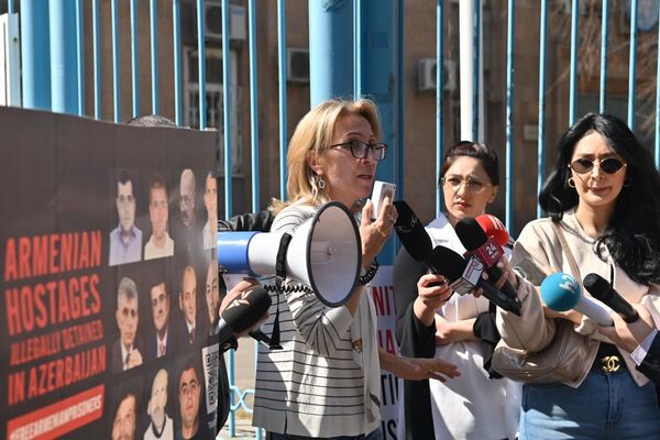 Мане Тандилян на акции протеста перед офисом ООН с требованием к представителям ООН присутствовать на судебном заседании над удерживаемыми в Баку армянскими пленными (14 марта 2025). Еревaн Мане Тандилян на акции протеста перед офисом ООН с требованием к представителям ООН присутствовать на судебном заседании над удерживаемыми в Баку армянскими пленными (14 марта 2025). Еревaн - Sputnik Армения