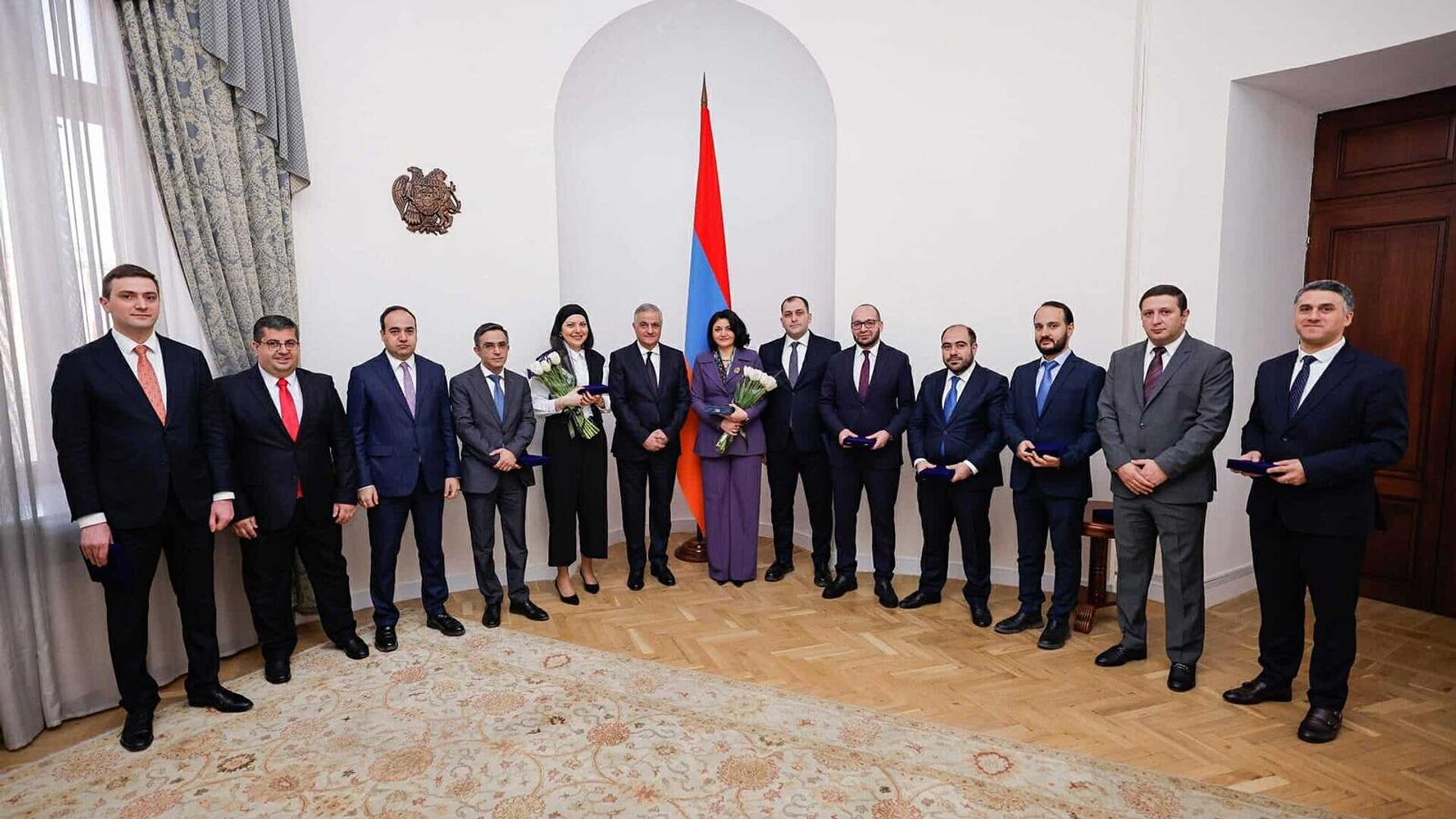 ՀՀ փոխվարչապետը տնտեսական հատվածի նախկին և գործող փոխնախարարների ու ԿԲ դեպարտամենտի ղեկավարի հետ ՀՀ փոխվարչապետը տնտեսական հատվածի նախկին և գործող փոխնախարարների ու ԿԲ դեպարտամենտի ղեկավարի հետ - Sputnik Արմենիա, 1920, 14.03.2025
