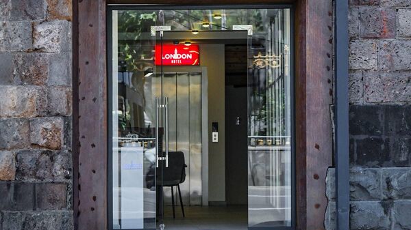 Вход в отель London Hotel Yerevan - Sputnik Армения