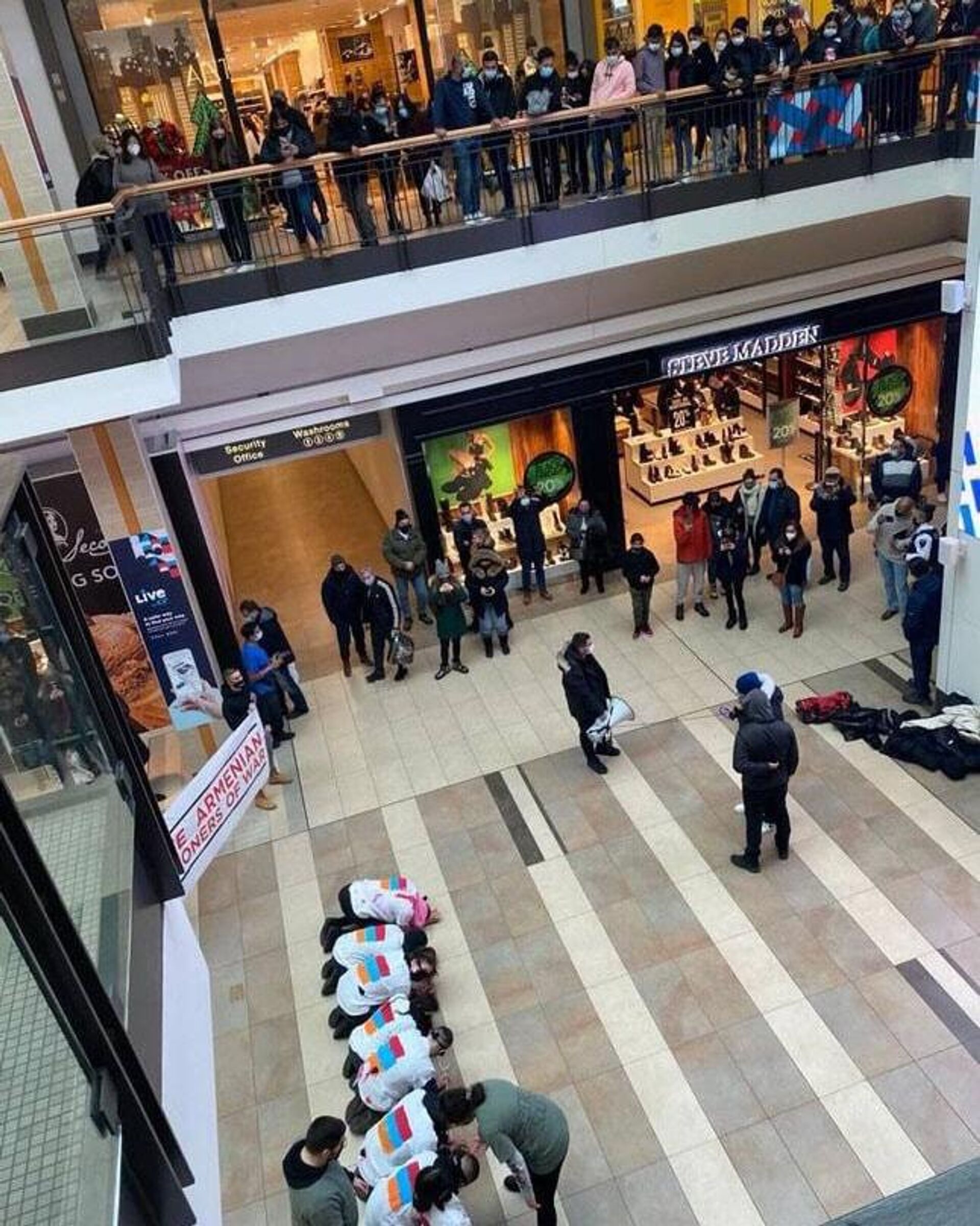 Армянская молодежь в Toronto Eaton Centre провела акцию по осведомлению армянских заложников в бакинских тюрьмах (15 марта 2025). Торонто Армянская молодежь в Toronto Eaton Centre провела акцию по осведомлению армянских заложников в бакинских тюрьмах (15 марта 2025). Торонто - Sputnik Արմենիա, 1920, 16.03.2025