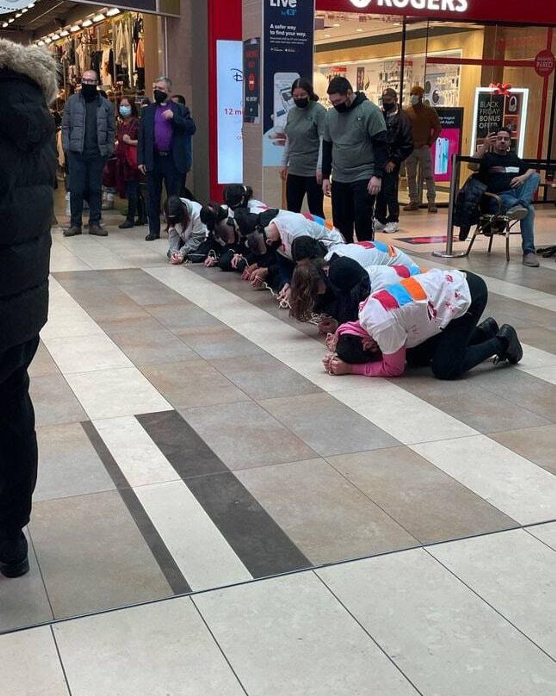 Армянская молодежь в Toronto Eaton Centre провела акцию по осведомлению армянских заложников в бакинских тюрьмах (15 марта 2025). Торонто Армянская молодежь в Toronto Eaton Centre провела акцию по осведомлению армянских заложников в бакинских тюрьмах (15 марта 2025). Торонто - Sputnik Արմենիա, 1920, 16.03.2025