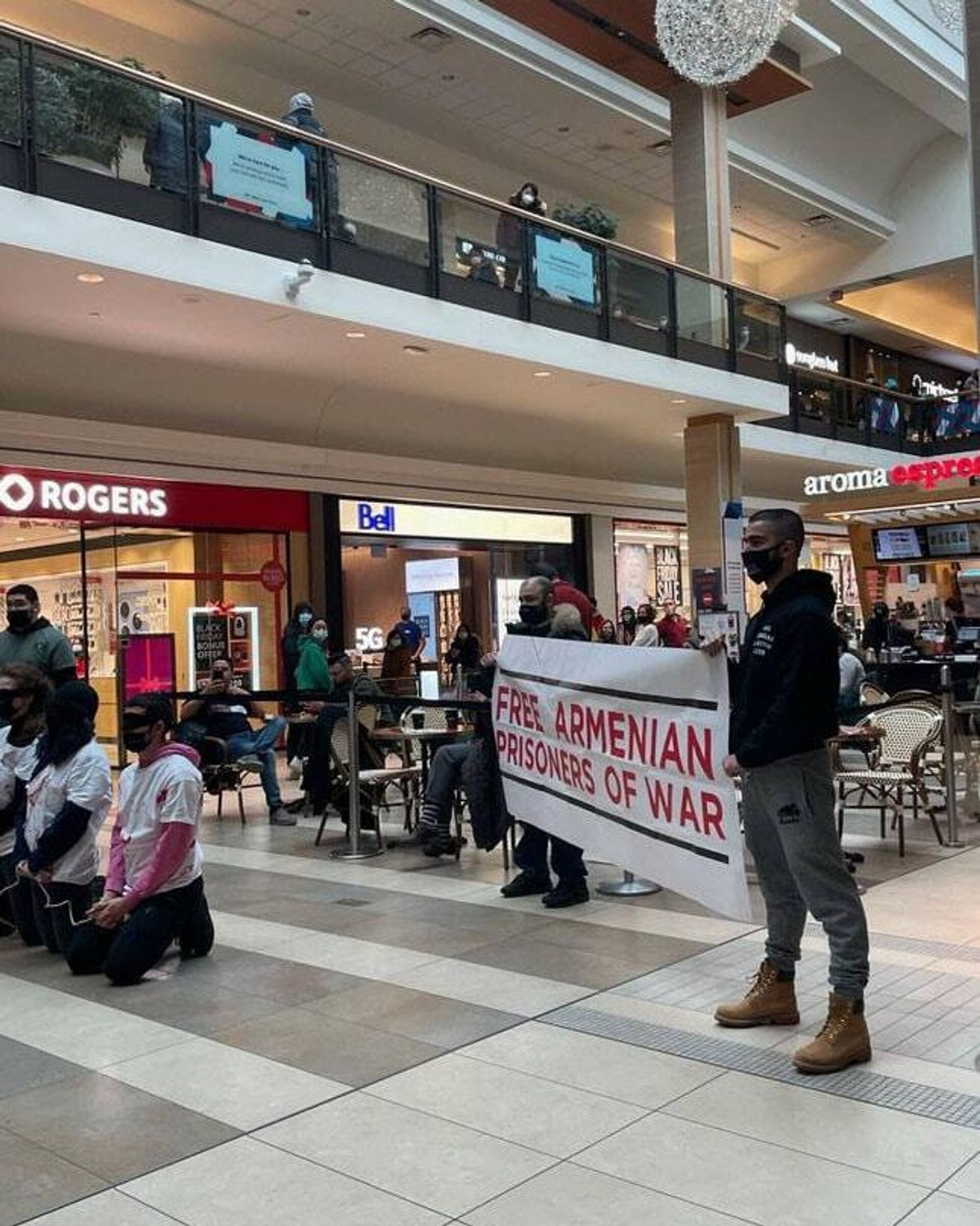 Армянская молодежь в Toronto Eaton Centre провела акцию по осведомлению армянских заложников в бакинских тюрьмах (15 марта 2025). Торонто Армянская молодежь в Toronto Eaton Centre провела акцию по осведомлению армянских заложников в бакинских тюрьмах (15 марта 2025). Торонто - Sputnik Армения, 1920, 16.03.2025