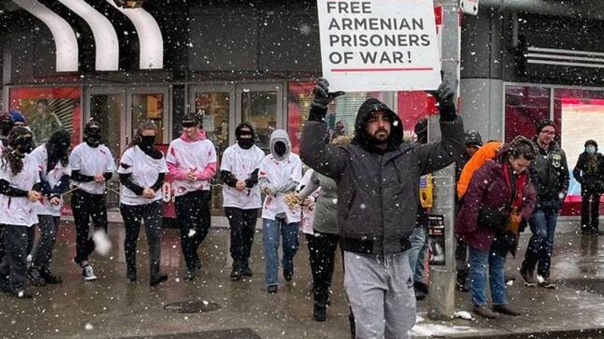 Армянская молодежь в Toronto Eaton Centre провела акцию по осведомлению армянских заложников в бакинских тюрьмах (15 марта 2025). Торонто Армянская молодежь в Toronto Eaton Centre провела акцию по осведомлению армянских заложников в бакинских тюрьмах (15 марта 2025). Торонто - Sputnik Армения, 1920, 16.03.2025