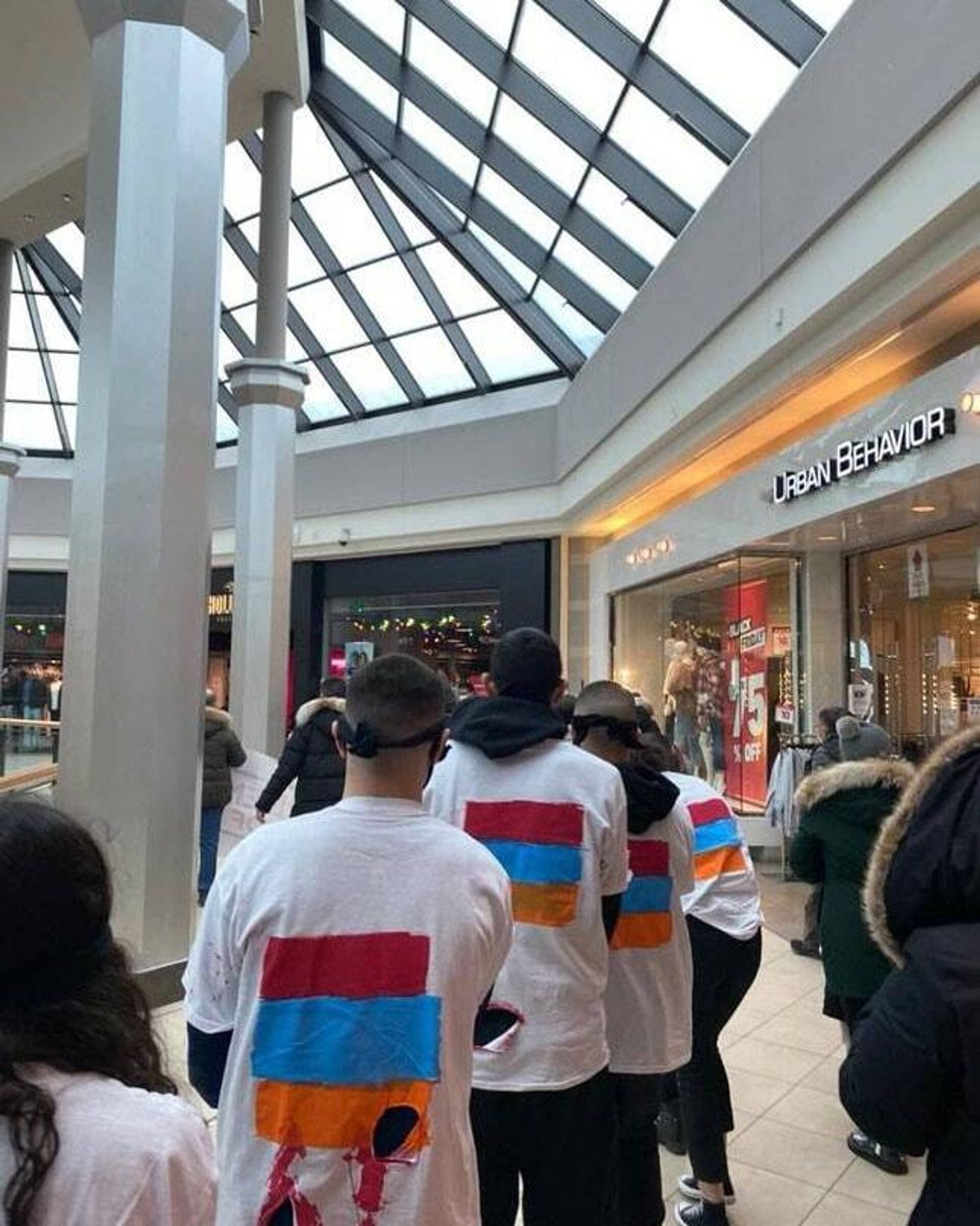Армянская молодежь в Toronto Eaton Centre провела акцию по осведомлению армянских заложников в бакинских тюрьмах (15 марта 2025). Торонто Армянская молодежь в Toronto Eaton Centre провела акцию по осведомлению армянских заложников в бакинских тюрьмах (15 марта 2025). Торонто - Sputnik Արմենիա, 1920, 16.03.2025