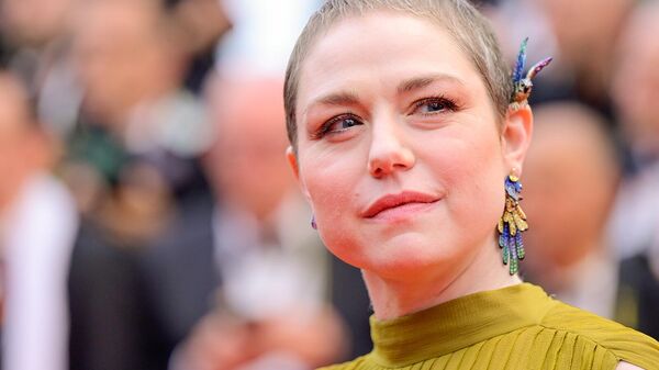 Эмили Декенн на красной дорожке церемонии открытия 77-го ежегодного Каннского кинофестиваля (14 мая 2024). Канны - Sputnik Армения