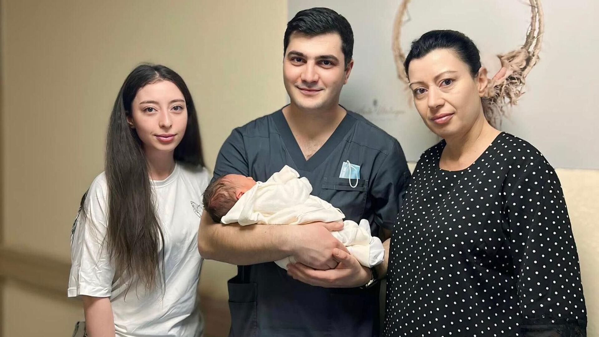 В медцентре Шенгавит родился брат погибшего в 44-дневной войне Арсена Ачикяна Давид В медцентре Шенгавит родился брат погибшего в 44-дневной войне Арсена Ачикяна Давид - Sputnik Армения, 1920, 18.03.2025