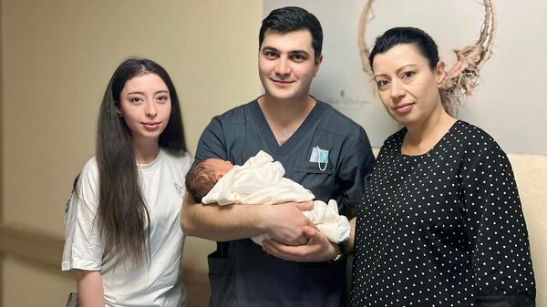 В медцентре Шенгавит родился брат погибшего в 44-дневной войне Арсена Ачикяна Давид - Sputnik Армения