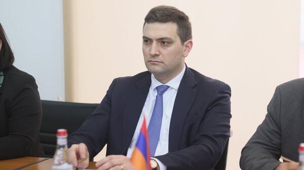 Замминистра территориального управления и инфраструктур Армен Симонян принял Чрезвычайного и Полномочного Посла Исламской Республики Иран Мехди Собхани (19 марта 2025). Еревaн - Sputnik Армения