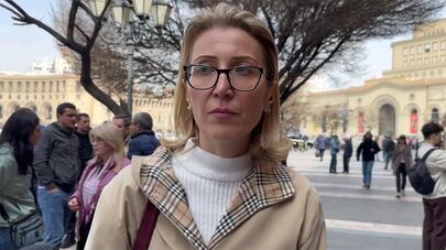 Мане Тандилян отвечает на вопросы журналистов у здания правительства во время акции протеста (20 марта 2025). Еревaн