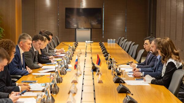 Министр экономики Геворг Папоян встретился с министром экономического развития РФ Максимом Решетниковым (20 марта 2025). Москвa - Sputnik Армения