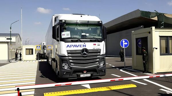 Грузовой автомобиль с армянской гуманитарной помощью для Сирии в КПП Маргара (21 марта 2025). Армавир - Sputnik Արմենիա