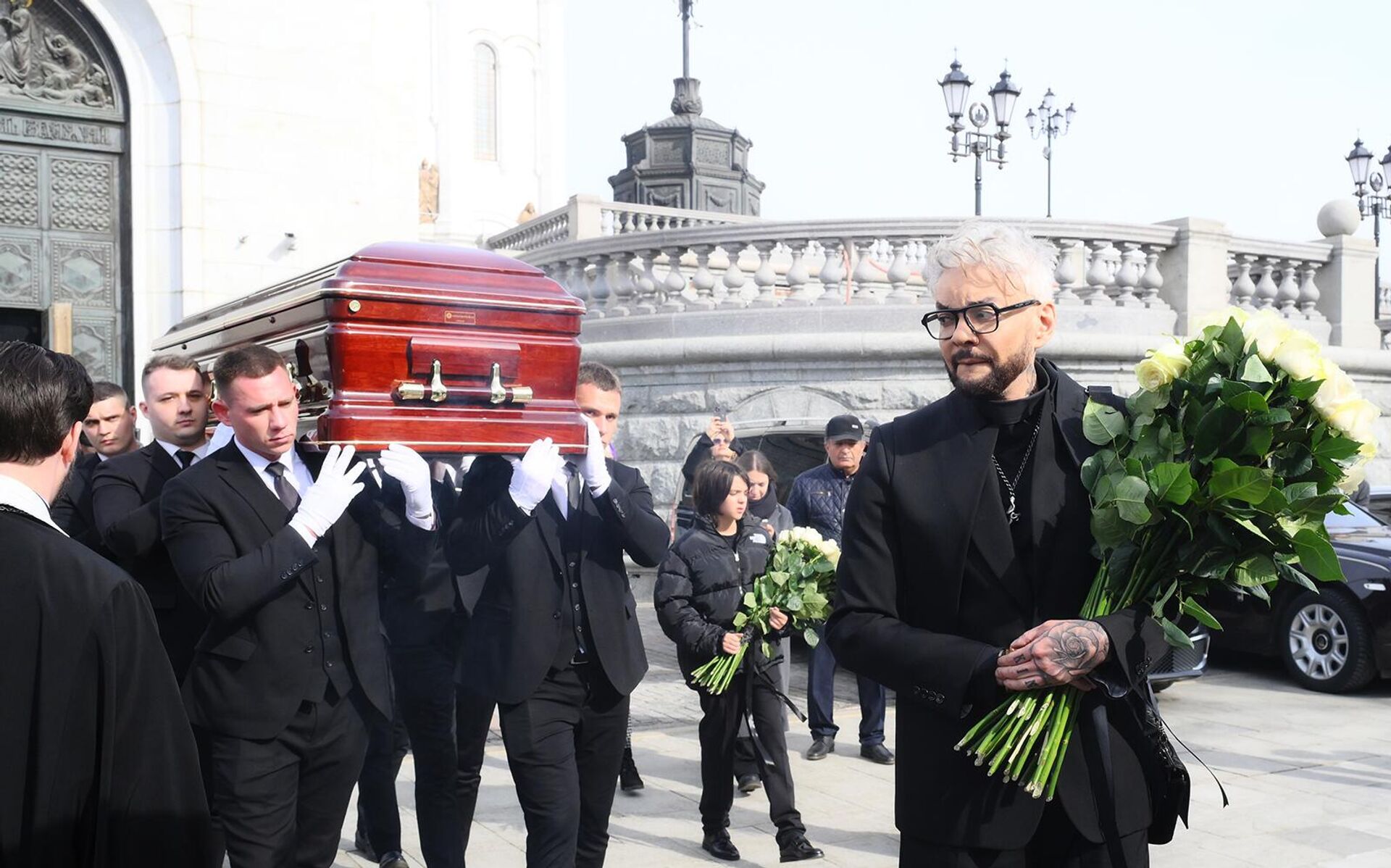 Певец Филипп Киркоров во время выноса гроба из храма Христа Спасителя после отпевания его отца - народного артиста России Бедроса Киркорова (21 марта 2025). Москвa Певец Филипп Киркоров во время выноса гроба из храма Христа Спасителя после отпевания его отца - народного артиста России Бедроса Киркорова (21 марта 2025). Москвa - Sputnik Армения, 1920, 21.03.2025