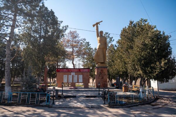 Памятник героям Великой Отечественной войны в Арзни Памятник героям Великой Отечественной войны в Арзни - Sputnik Армения