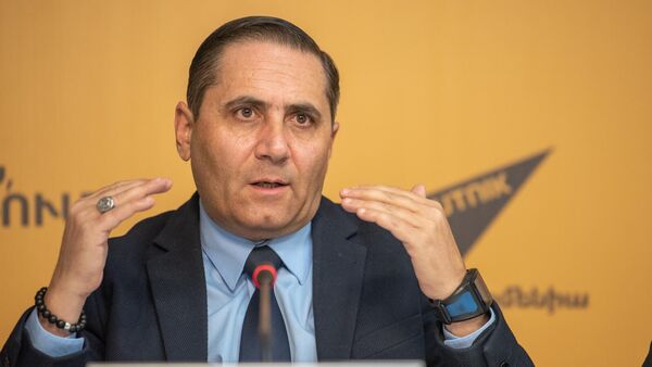 Учредитель гражданской инициативы Мост Арман Абовян на пресс-конференции Инициативы (22 марта 2025). Еревaн - Sputnik Армения