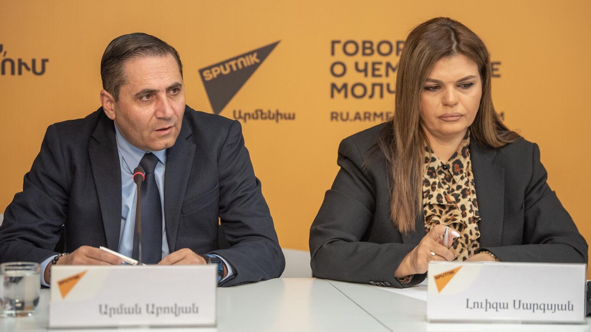 «Կամուրջ» քաղաքացիական նախաձեռնության հիմնադիրներ Արման Աբովյանը և Լուիզա Սարգսյանը «Կամուրջ» քաղաքացիական նախաձեռնության հիմնադիրներ Արման Աբովյանը և Լուիզա Սարգսյանը - Sputnik Արմենիա, 1920, 22.03.2025