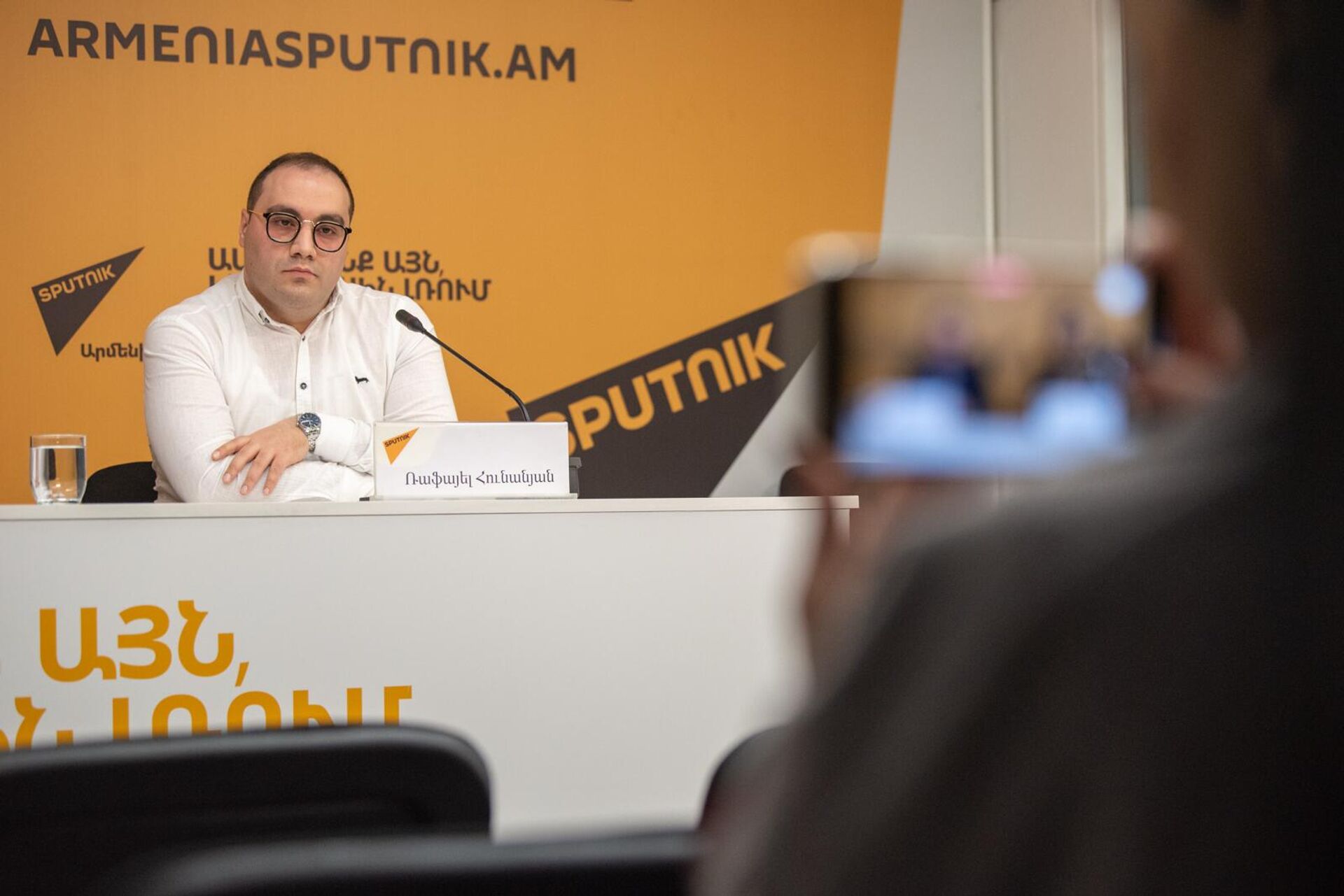 Учредитель гражданской инициативы Мост Рафаэль Унанян на пресс-конференции Инициативы (22 марта 2025). Еревaн Учредитель гражданской инициативы Мост Рафаэль Унанян на пресс-конференции Инициативы (22 марта 2025). Еревaн - Sputnik Արմենիա, 1920, 22.03.2025