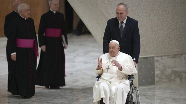 Папа Франциск прибыл на еженедельную генеральную аудиенцию в Зал Павла VI (12 февраля 2025). Ватикан - Sputnik Армения