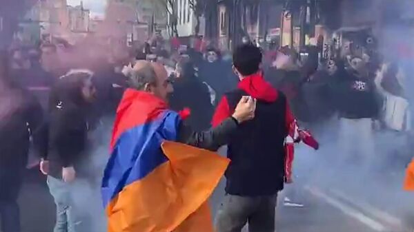  Армянские болельщики собрались в центре Тбилиси, чтобы поддержать свою сборную перед матчем с Грузией - Sputnik Արմենիա